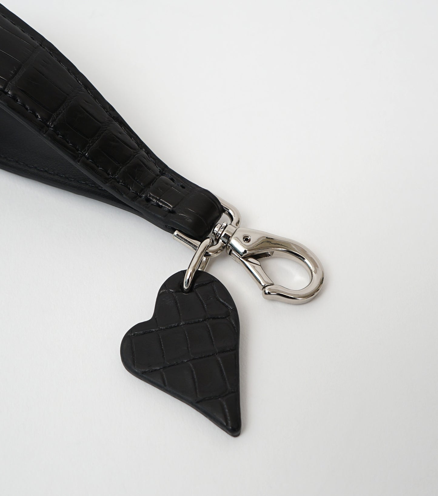 CROCODILE LEATHER MATTE BALCK KEY STRAP[BLACK HEART CHARM]