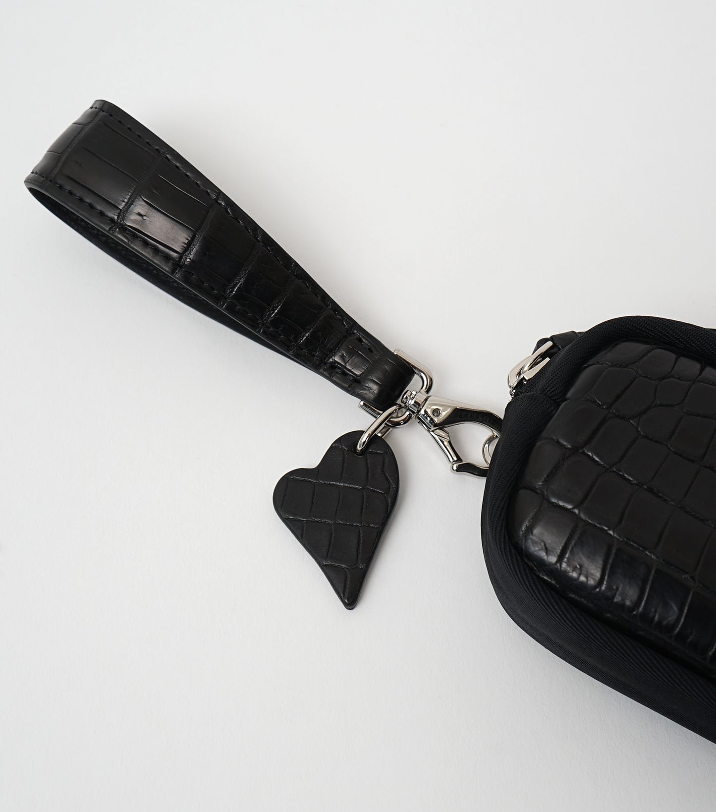 CROCODILE LEATHER MATTE BALCK KEY STRAP[BLACK HEART CHARM]