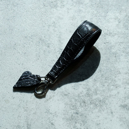 CROCODILE LEATHER MATTE BALCK KEY STRAP[BLACK HEART CHARM]