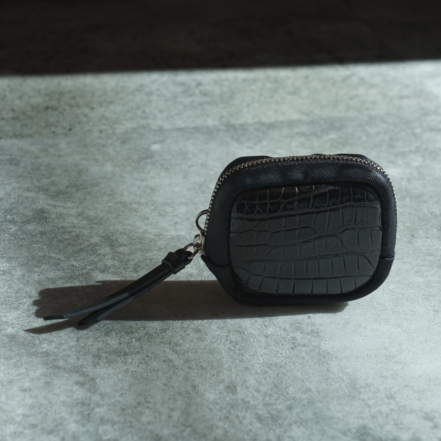 CROCODILE LEATHER MATTE BLACK ROUND ZIPPER POUCH MINI