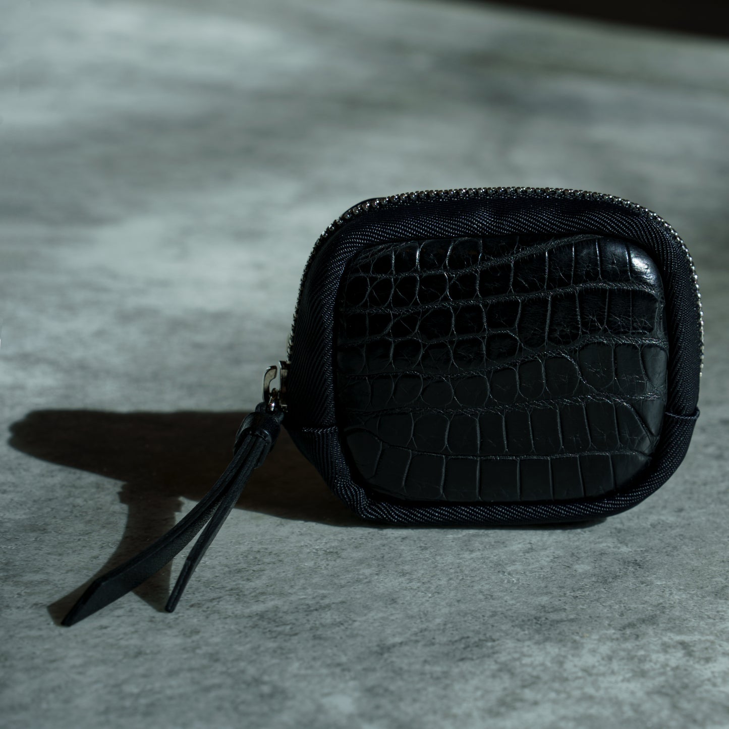 CROCODILE LEATHER MATTE BLACK ROUND ZIPPER POUCH MINI