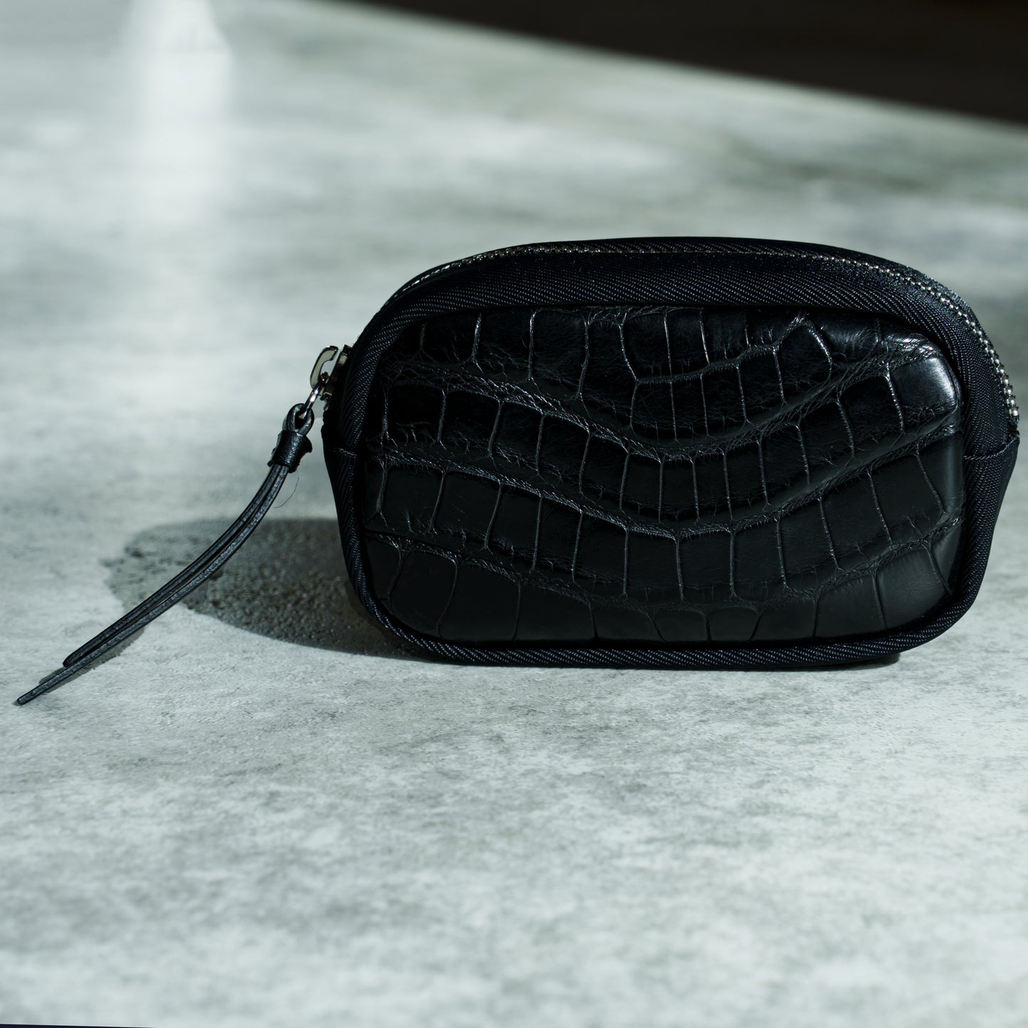 CROCODILE LEATHER MATTE BLACK ROUND ZIPPER POUCH [SMALL]