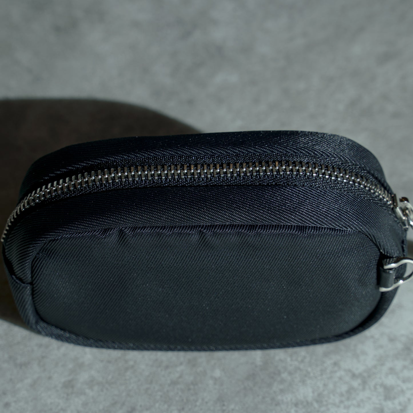 CROCODILE LEATHER MATTE BLACK ROUND ZIPPER POUCH [SMALL]