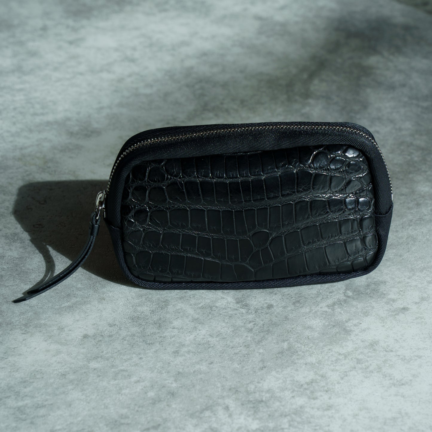 CROCODILE LEATHER MATTE BLACK ROUND ZIPPER POUCH [SMALL]