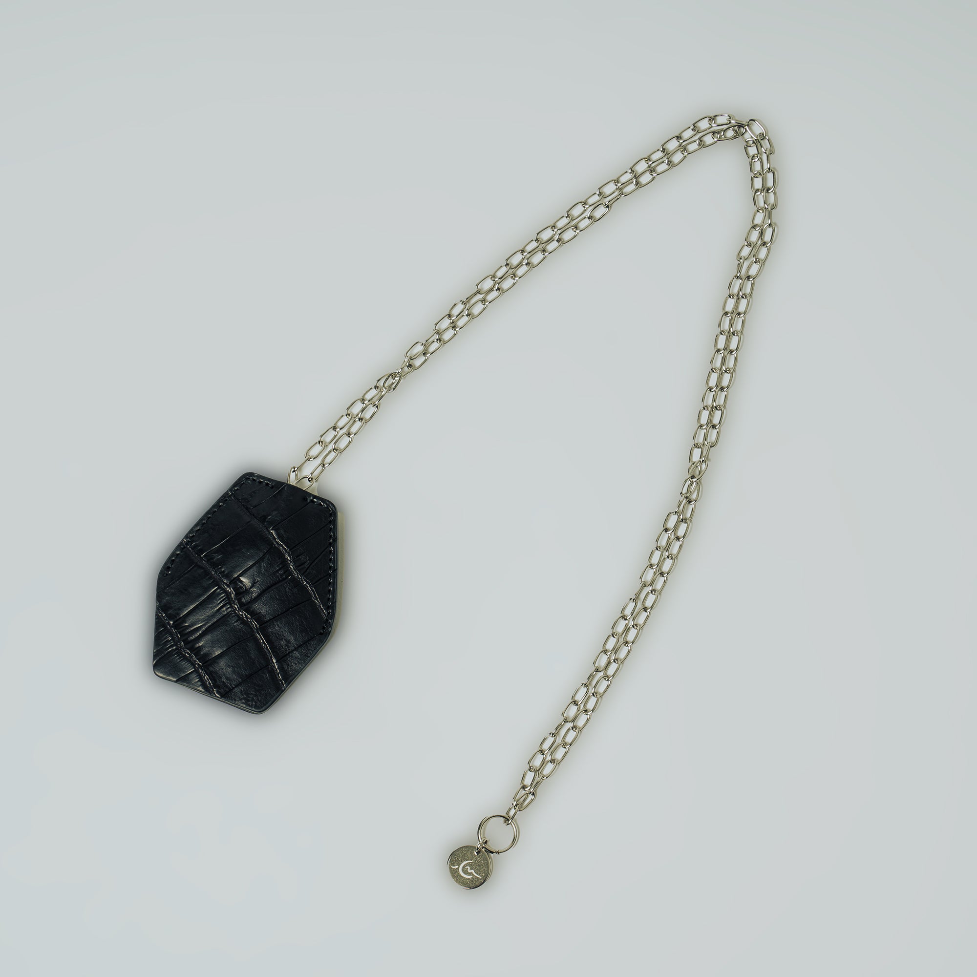 ブラックゴムネックレス 四角いチャーム付き CROCODILE LEATHER MATTE BLACK KEY NECKLACE[NFC] – cormeum