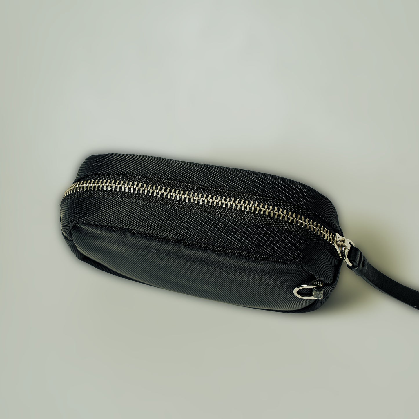 CROCODILE LEATHER MATTE BLACK ROUND ZIPPER POUCH [SMALL]